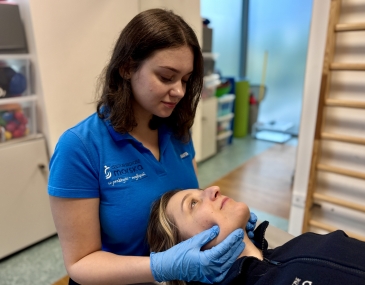 Zgrzytanie zębami (bruksizm) i ból szczęki - jak pomaga fizjoterapia stomatologiczna?