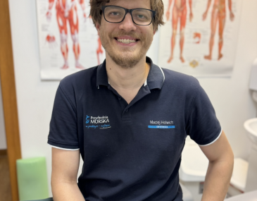 Ból szyi po pracy przy komputerze - kiedy warto rozważyć osteopatię?
