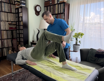 Spowolnienie chodu i problemy z równowagą u seniora - kiedy potrzebna jest fizjoterapia geriatryczna?